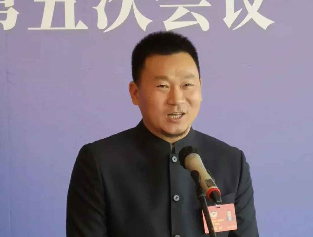 202204221343.jpg 为进一步展示市政协团结、民主、开放、自信的形象,向市民和网友展示政协委员的履职风采,中山市政协十二届五次会议在2月4日上午开幕前开设“委员通道”,市政协委员、爱游戏ayx官方网页-爱游戏(中国)公司总经理陈朝阳走进“委员通道”,回应社会关切的问题。他就如何做好城市应急管理规划的问题进行发言,并回答记者提问。.jpg